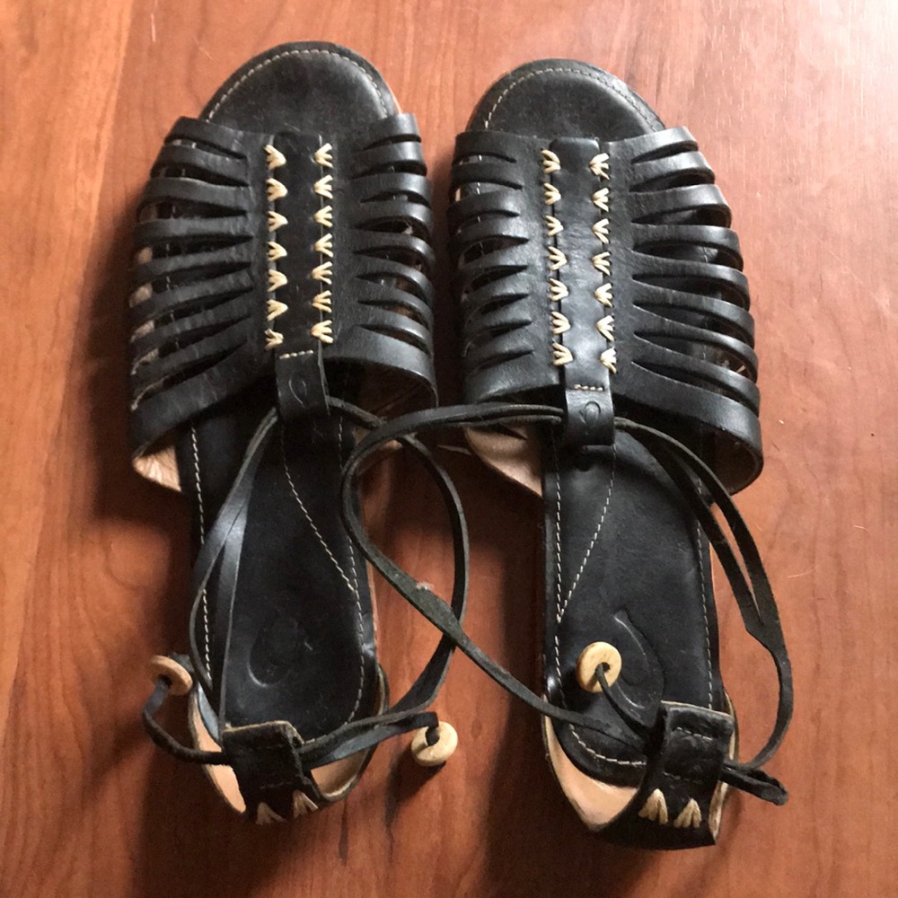 Olukai sandals in black. Size 7, worn 3x like new